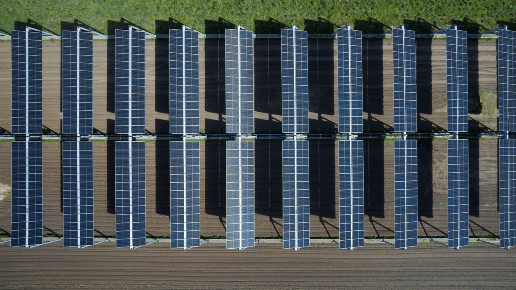 Agri-Photovoltaikanlage von AgroSolar Europe auf einem Feld