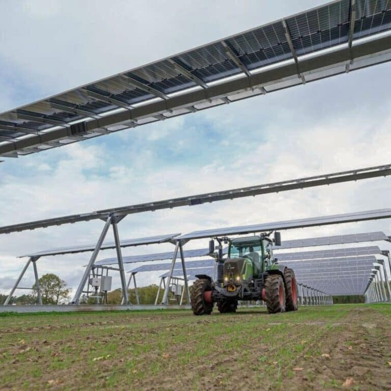 Agri-PV-Anlage von AGroSolar Europe mit Traktor darunter