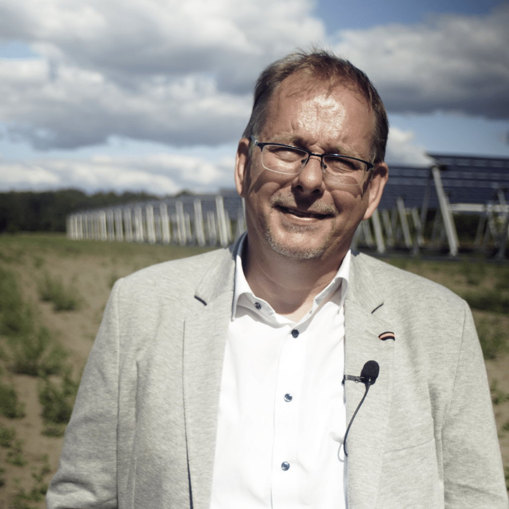 Markus Haastert, CEO AgroSolar Europe vor einer Agri-PV Anlage