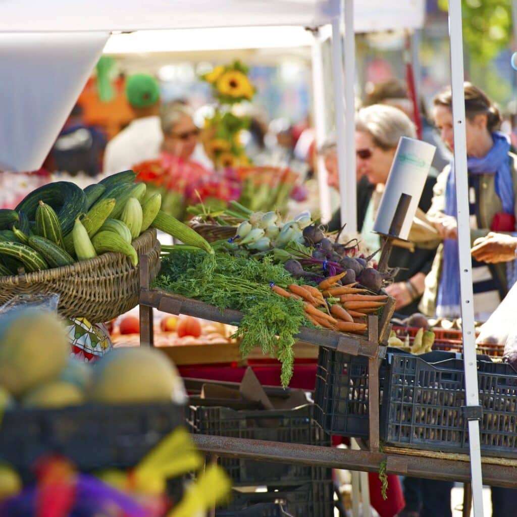 Wochenmarkt mit Gemüse in Kommune